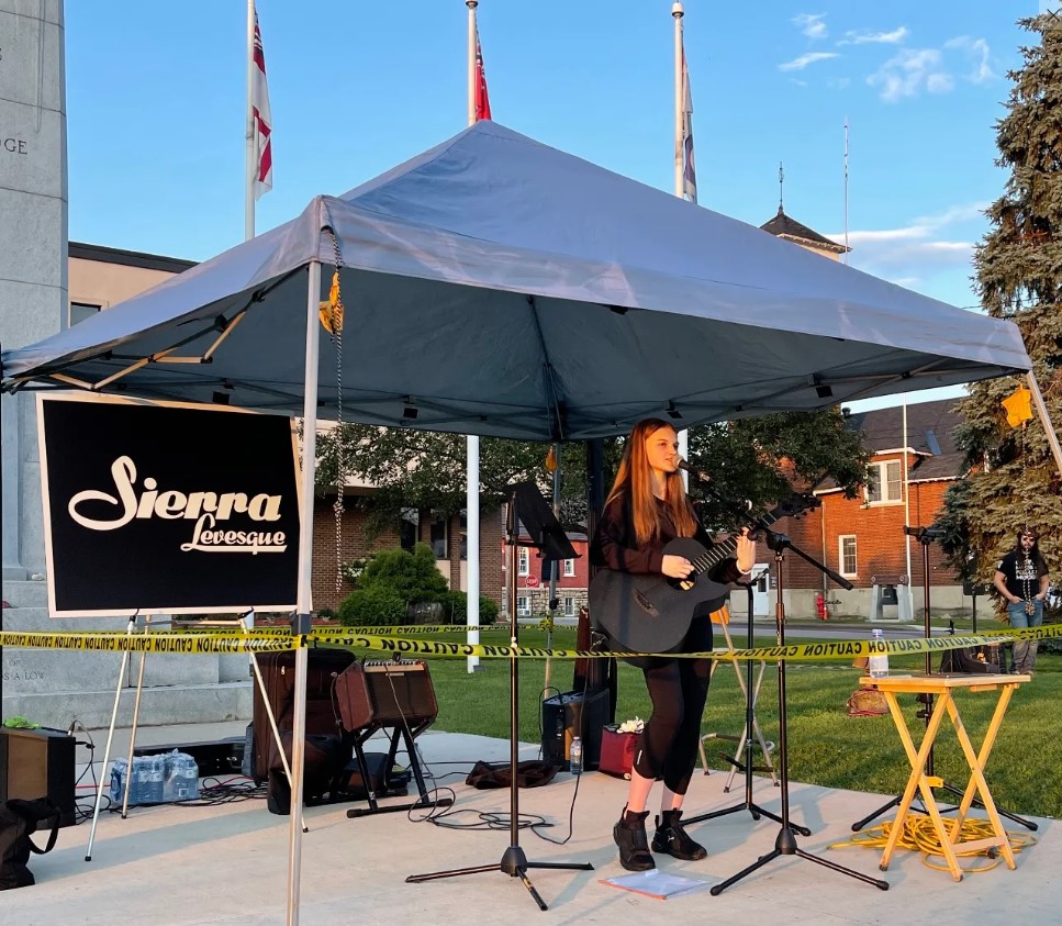 Sierra Levesque performing live